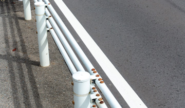 鉄筋を使わない、錆びない補強」でインフラの寿命を劇的に延ばす。